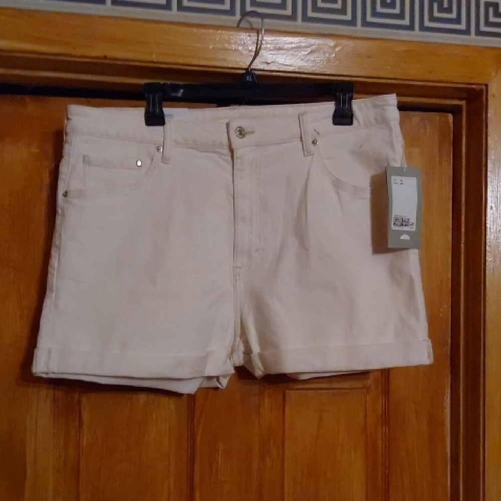 BNWT H&M WHITE SHORT HIGH RISE MOM STYLE SIZE 16